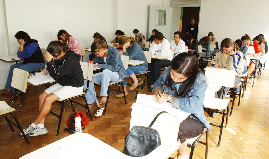 Os estudantes de diversos cursos de graduação irão passar por um processo seletivo simplificado, que vai dispor dos aprovados após realização de uma prova escrita classificatória
