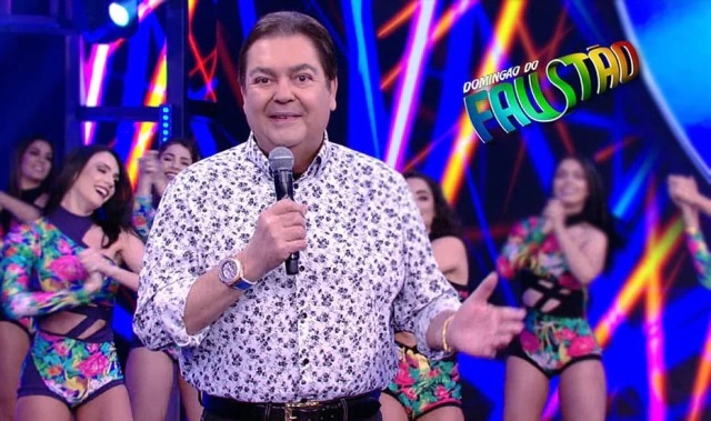 Faustão com as bailarinas no 'Domingão', que ficou no ar por 32 anos