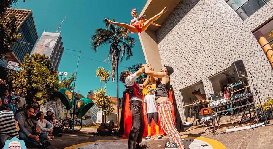 O Tradicional Pocket Show do Circo de Le Chapeau faz uma viagem aos circos itinerantes, onde são apresentados os melhores e mais premiados artistas do mundo, mesmo que isso seja apenas mais um truque de publicidade