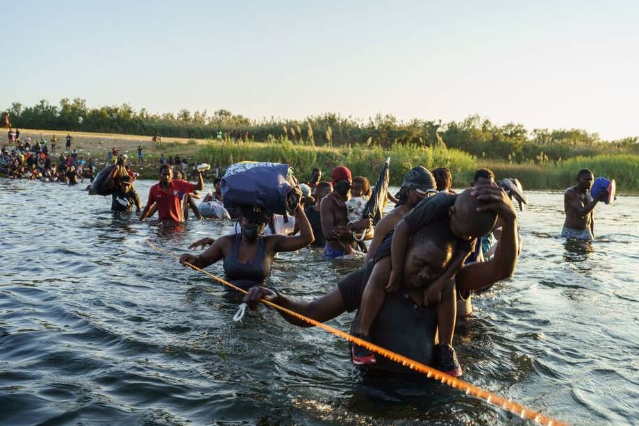 Refugiados haitianos cruzam o Rio Grande: autoridades americanas têm enfrentado dificuldades para conter o fluxo