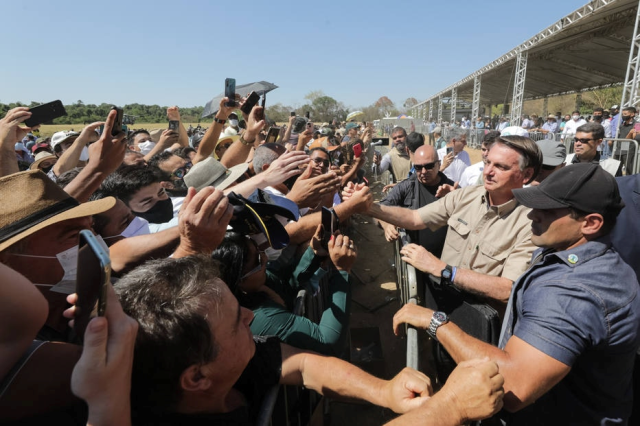 Bolsonaro cumprimenta apoiadores após cerimônia de lançamento do projeto Pró-Águas Urucuia, em Arinos (MG).