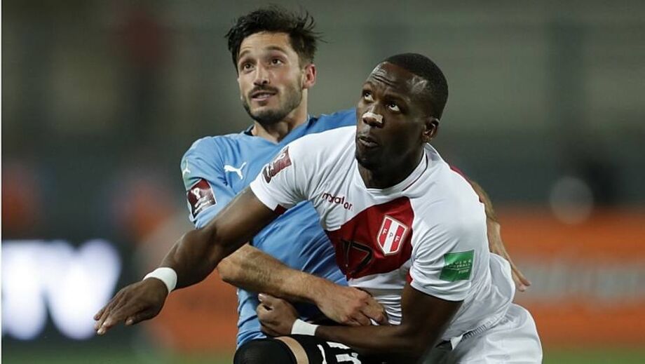 Luis Advincula, do Peru, disputa jogada com Matias Vina, do Uruguai