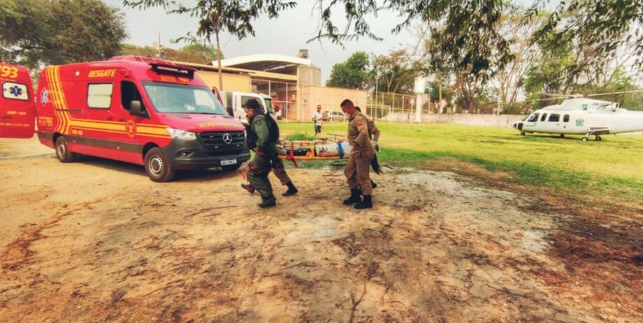 Durante as operações no Pantanal, Bombeiros Militares socorrem menina de 11 anos e idosa em locais de difícil acesso
