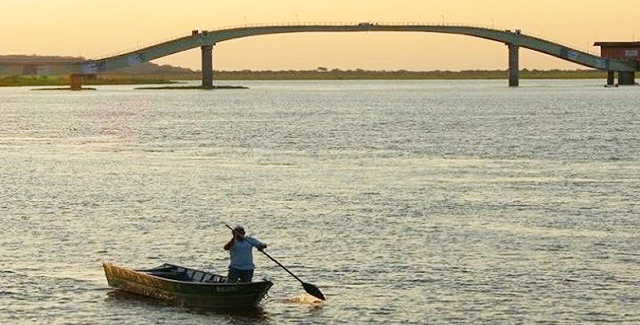 Os militares deram os primeiros atendimentos e passaram a família para o barco da corporação, iniciando o retorno