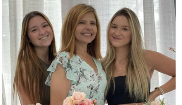 A ex-companheira de Gugu Liberato, Rose Miriam Di Matteo, comemorando aniversário com as filhas