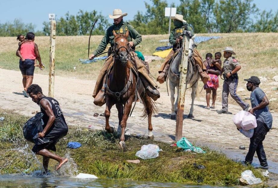 No último fim de semana, foram reveladas imagens nos EUA que mostravam patrulheiros da fronteira sobre cavalos aparentemente agredindo com rédeas imigrantes haitianos