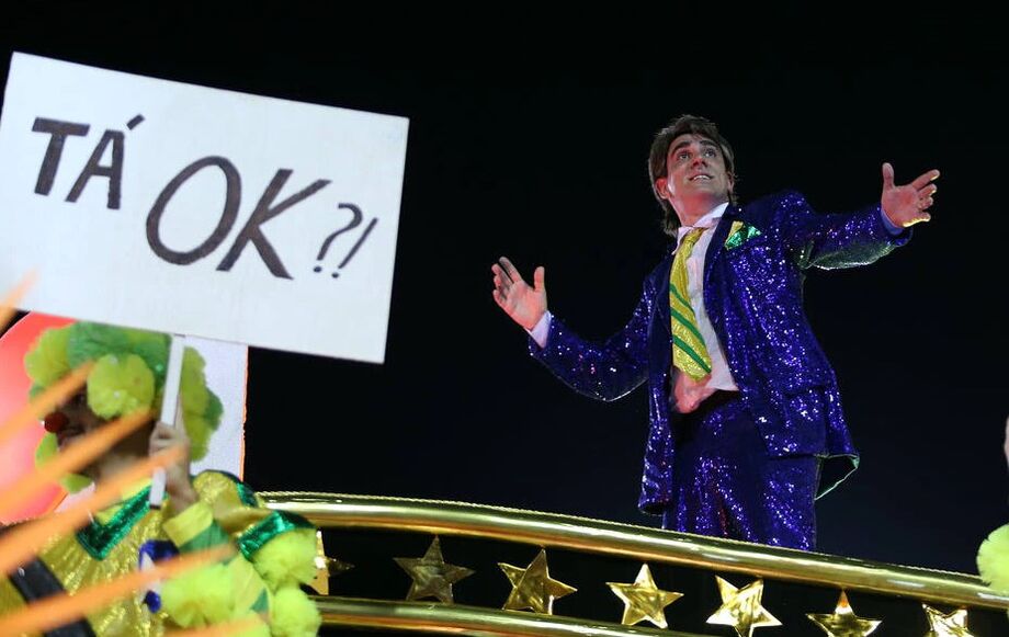 O humorista Marcelo Adnet durante desfile pela escola São Clemente no carnaval de 2020.