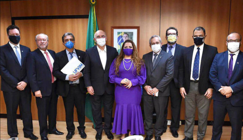 Milton Ribeiro e reitores. Ludimilla Oliveira (no centro), da Federal do Semi-Árido, diz que ministro tem sido diplomático e técnico