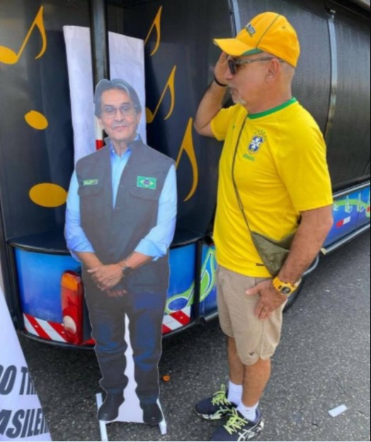 Ex-assessor da família Bolsonaro, Fabrício Queiroz, presta continência para um boneco de Roberto Jefferson