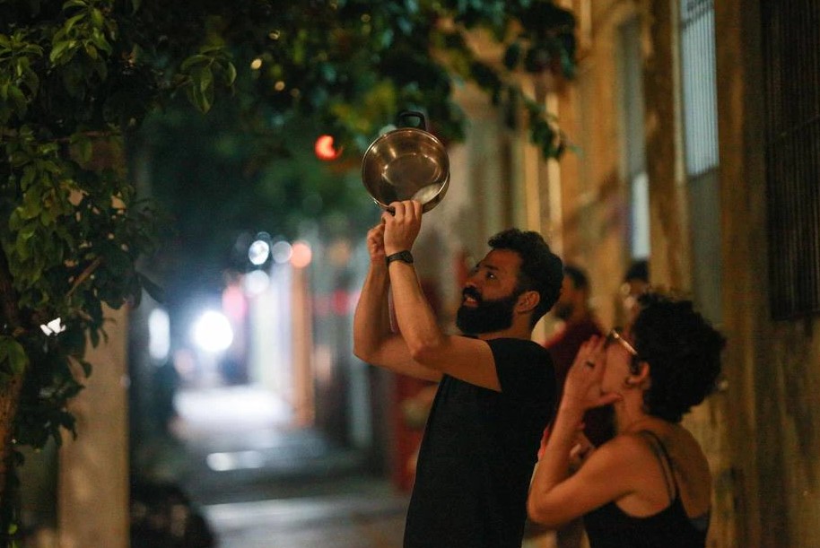 Foram sete minutos de panelaço, às sete da noite