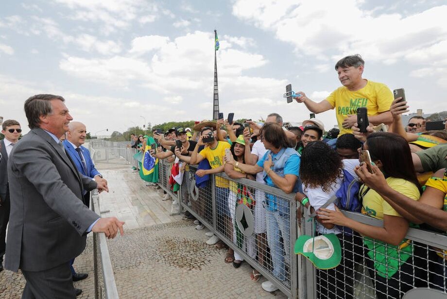 Presidente Jair Bolsonaro se encontra com apoiadores na rampa do Palácio do Planalto