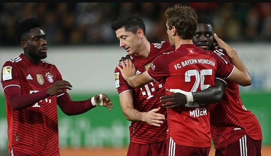 Jogadores do Bayern de Munique comemoram gol sobre o Greuther Furth