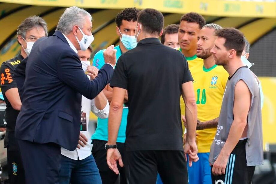Tite, Neymar e Messi conversando após paralisação da partida