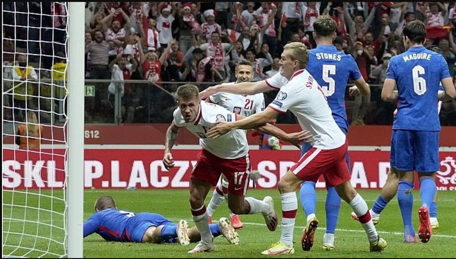 Damian Szymanski comemora o gol de empate da Polônia diante da Itália