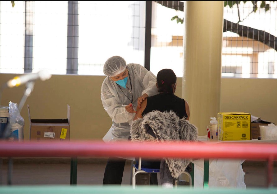 Brasil tem 41,70% da população com esquema vacinal completo com duas doses ou com a vacina de aplicação única