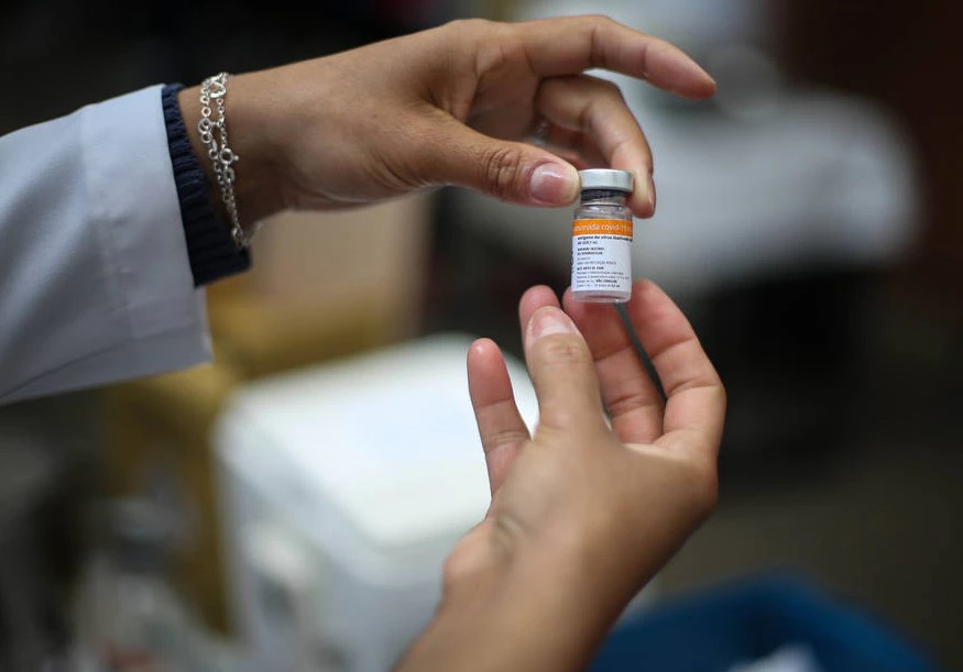 Brasil tem XX% da população com esquema vacinal completo com duas doses ou com a vacina de aplicação única