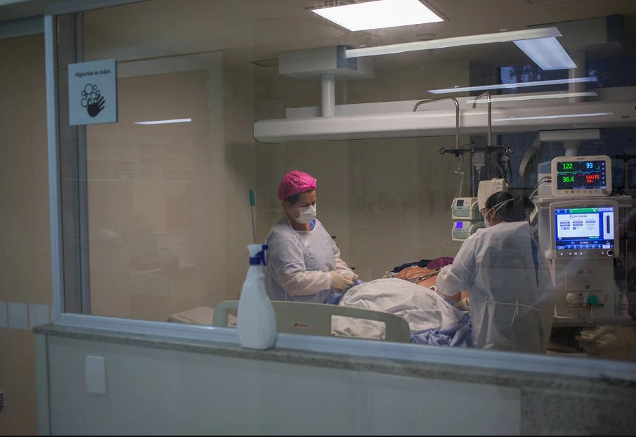 Paciente de covid-19 é atendido no Hospital Emílio Ribas