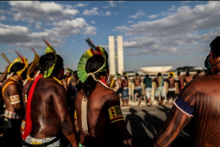 Indígenas protestam contra marco temporal, na Esplanada dos Ministérios