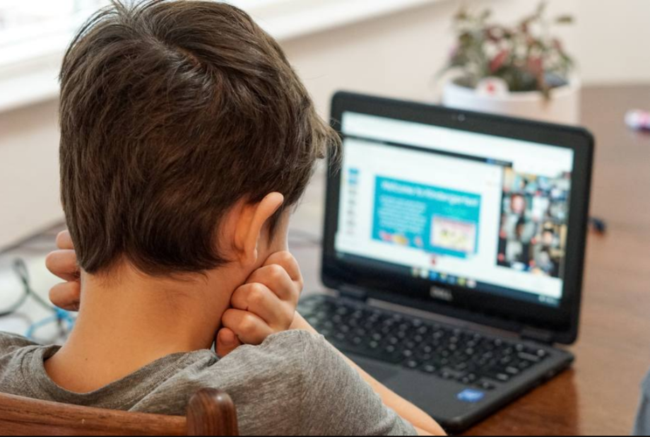 Pesquisar e produzir conteúdos utilizando recursos audiovisuais pode ajudar a engajar o aluno