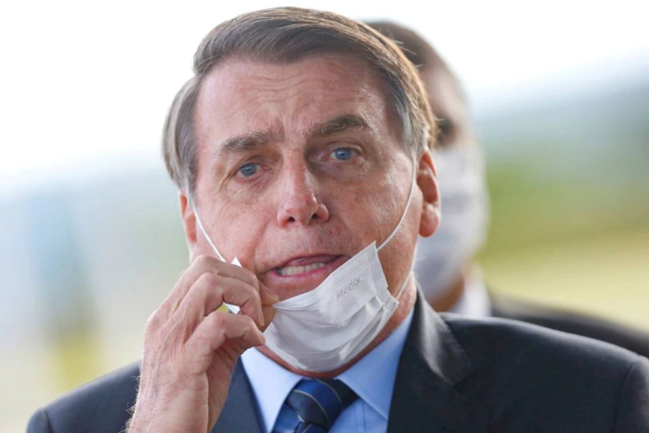 Não era suficiente uma ou duas doses, as empresas não diziam que era assim? Se tem a terceira dose, tem que ser de graça, não é direito do consumidor?, declarou o presidente