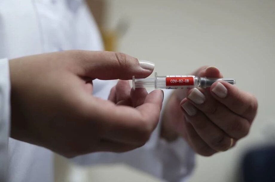 Enfermeira segura uma dose da vacina Coronavac