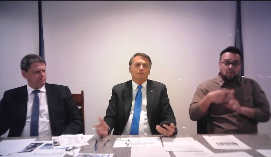 Ao lado de Tarcísio Freitas, Bolsonaro disse que a redução de impostos estaduais pode baixar pela metade o preço do gás de cozinha