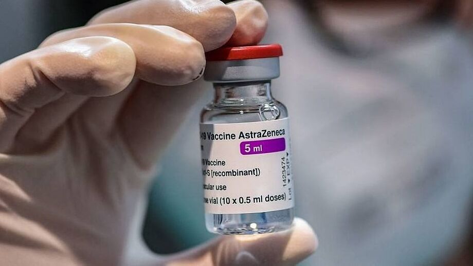 Brasil aplica doses da vacina da AstraZeneca e de outros três imunizantes