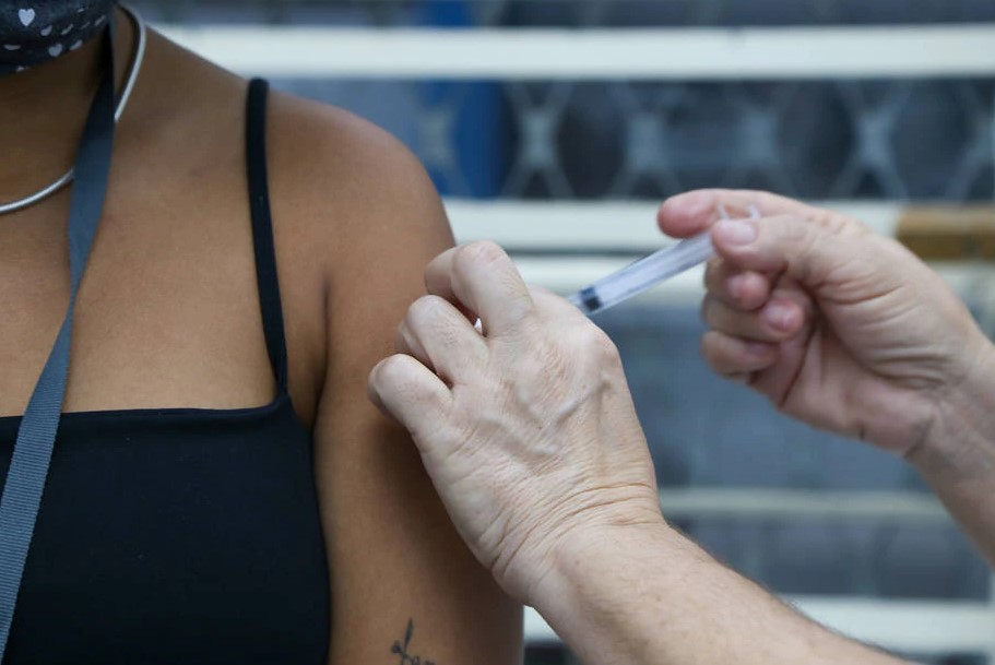 Vacina contra a covid-19 da Pfizer é aplicada em adolescente na capital paulista
