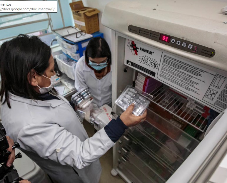 Funcionários monitoram temperatura das doses