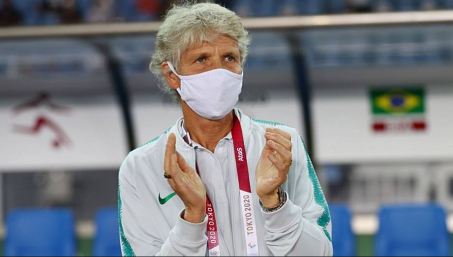 Pia Sundhage durante o empate entre Brasil e Holanda nos Jogos Olímpicos de Tóquio