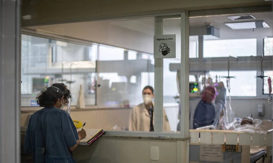 Equipe médica trata paciente grave da covid-19 internado em UTI