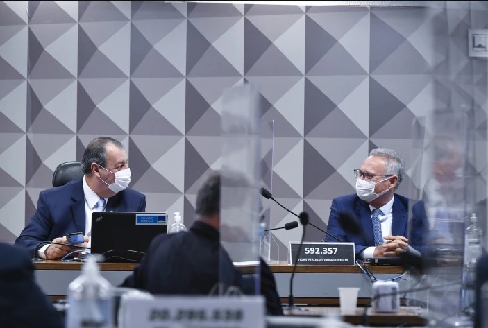 O presidente da CPI da Covid, Omar Aziz, ao lado do relator Renan Calheiros
