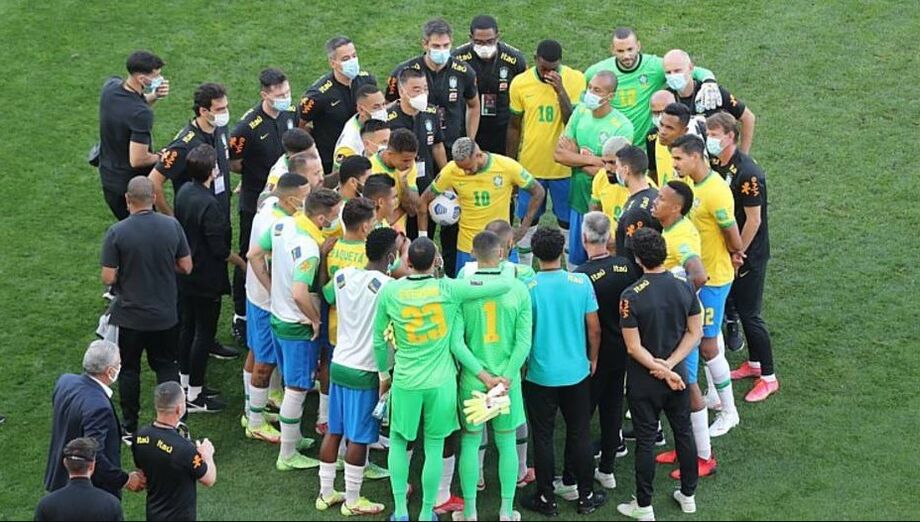 Anvisa entra no gramado e interrompe jogo entre Brasil e Argentina