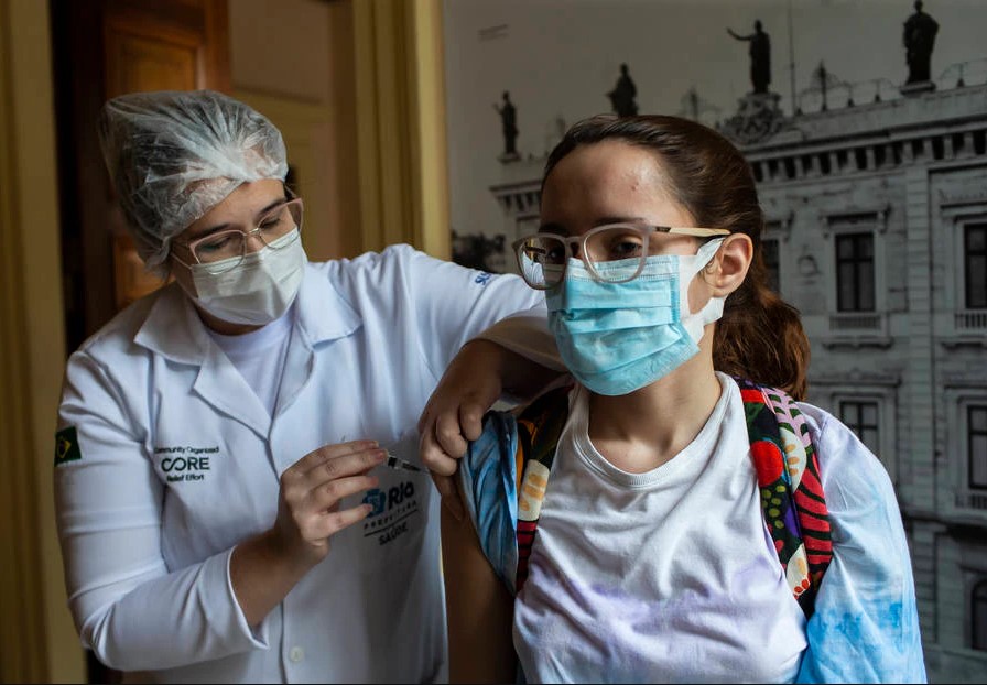 A medida cria insegurança e causa apreensão em milhões de adolescentes e famílias que esperam ver os seus filhos imunizados