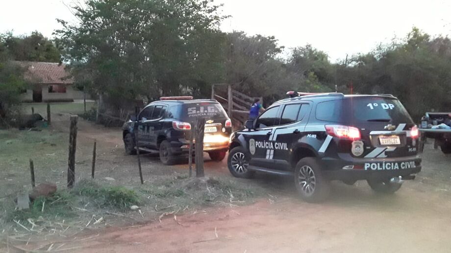 Os investigadores constataram que várias ocorrências de furto de gado na região, supostamente abatido clandestinamente estavam sendo encontrados facilmente na estrada que dá acesso à chácara de um dos autuados