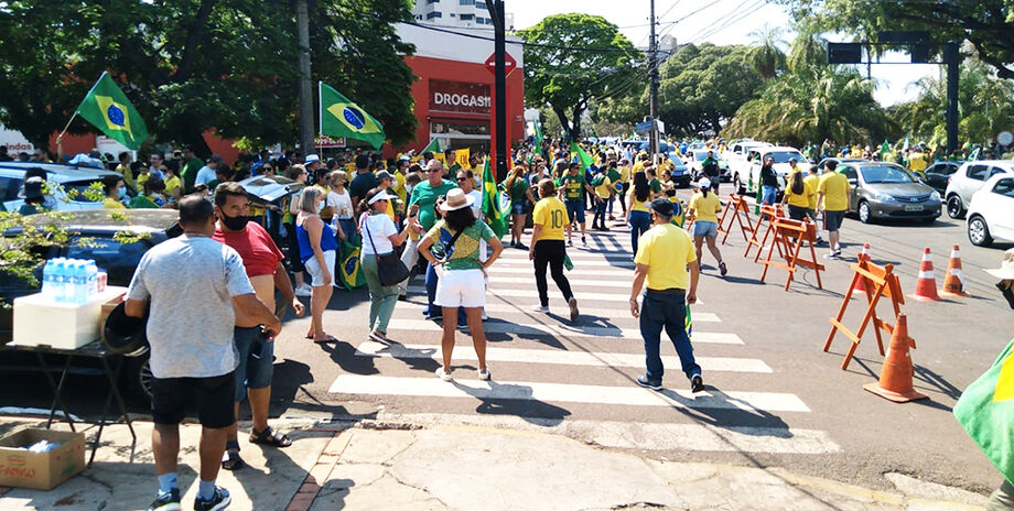 Centenas de manifestantes estiveram no local
