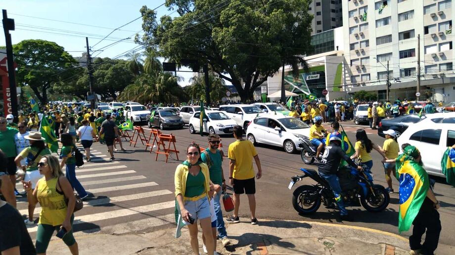 Manifestantes sem máscara no ato pró-Bolsonaro em Campo Grande