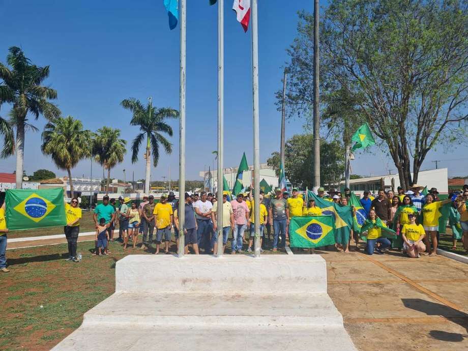 Manifestantes se reuniram na Praça dos Heróis em Nioaque