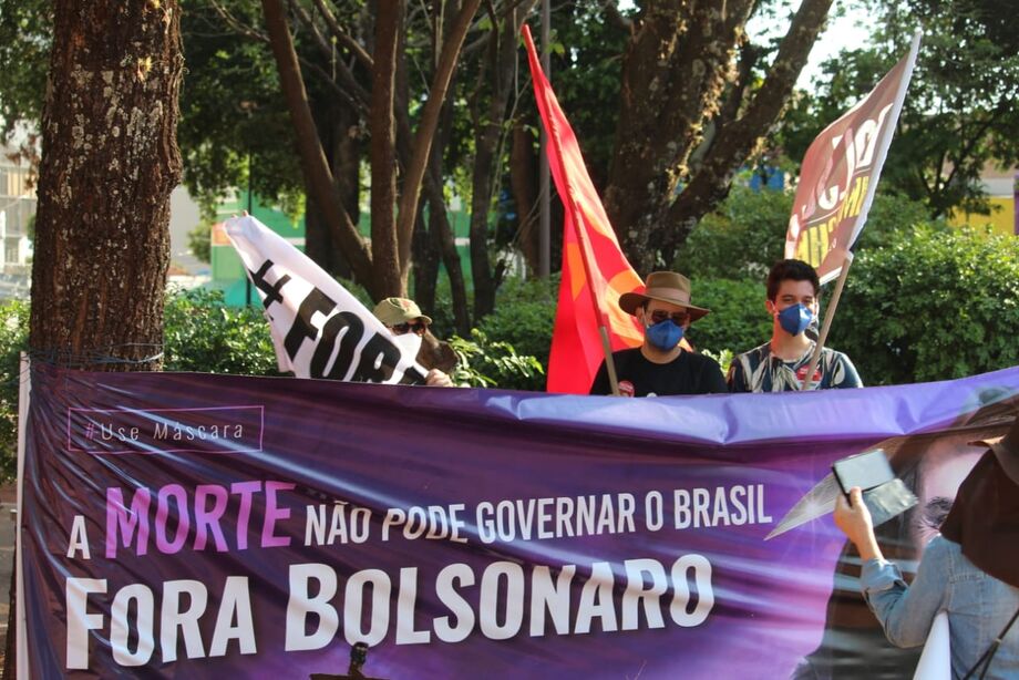 Manifestantes em ato contra o atual presidente da República, Jair Bolsonaro