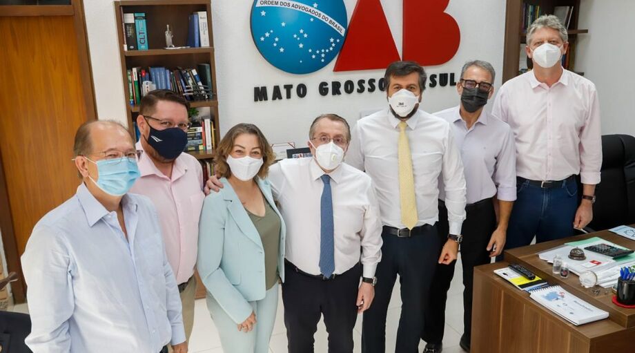Secretário geral da Jucems Nivaldo Rocha, gerente de TI da OAB/MS Avenir Ferreira, assessora Gilmara Sampaio, presidente da OAB/MS Mansour Elias Karmouche, Secretáno geral da OAB/MS Stheven Razuk, presidente da Jucems Augusto Castro, secretário de Governo