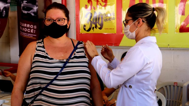 Serão aplicadas as primeiras e segundas doses, além do reforço vacinal para quem completou o ciclo de imunização há pelo menos quatro meses e tem mais de 60 anos