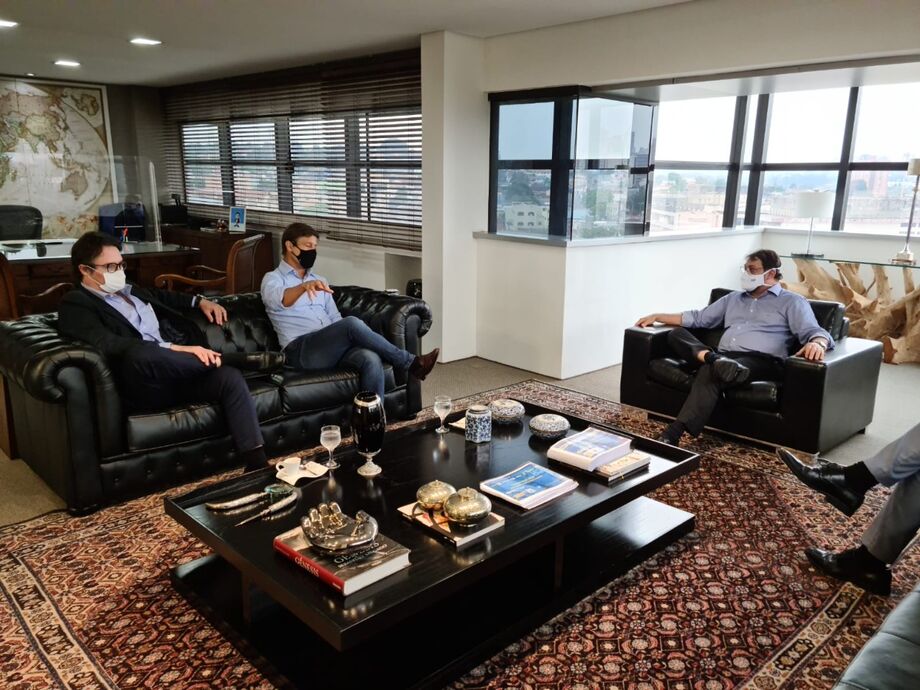 O diretor executivo do BTG Pactual da regional, Gabriel Corral Jacintho, e o presidente da FIEMS, Sérgio Longem, durante visita institucional.