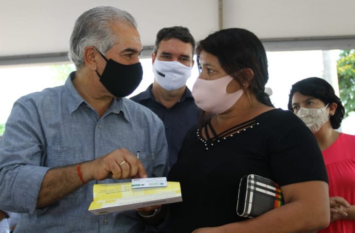 As famílias contempladas com o cartão social ressaltaram que a ajuda será importante para a compra de alimentos no começo do mês