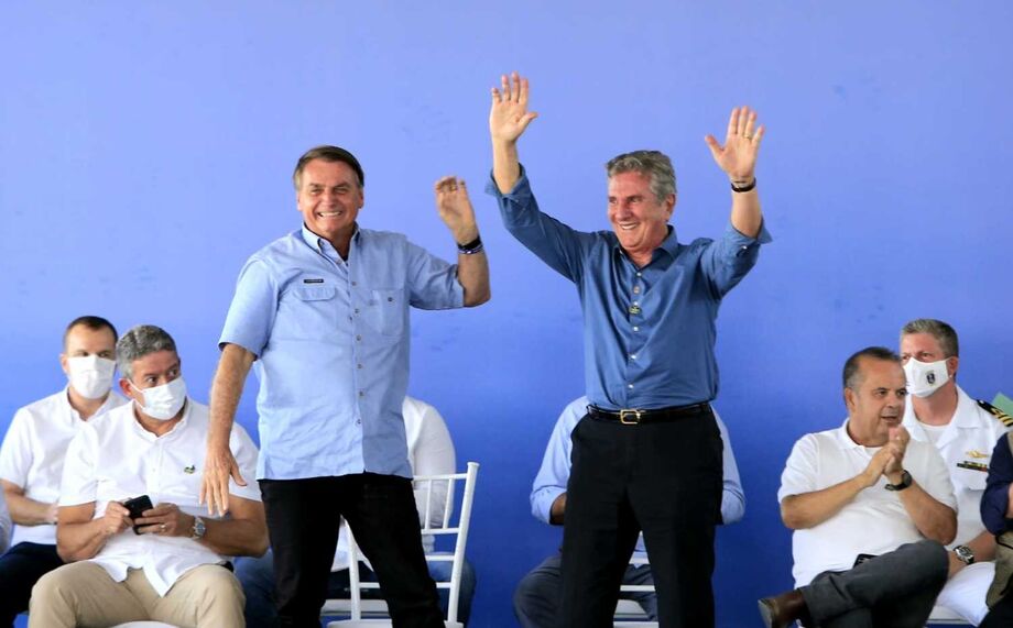 Fernando Collor faz discurso na entrega de residencial em Teotônio Vilela
