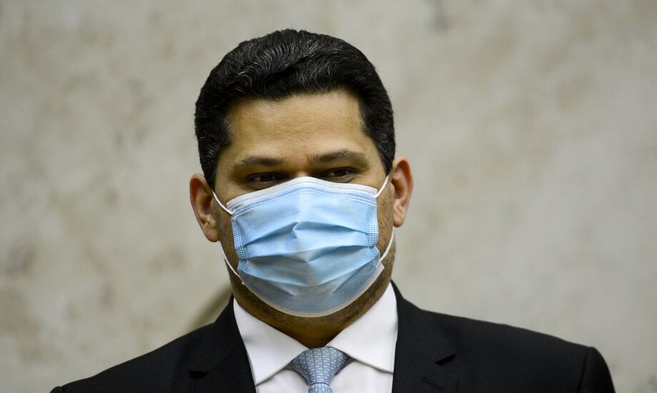 O senador não justifica publicamente a demora