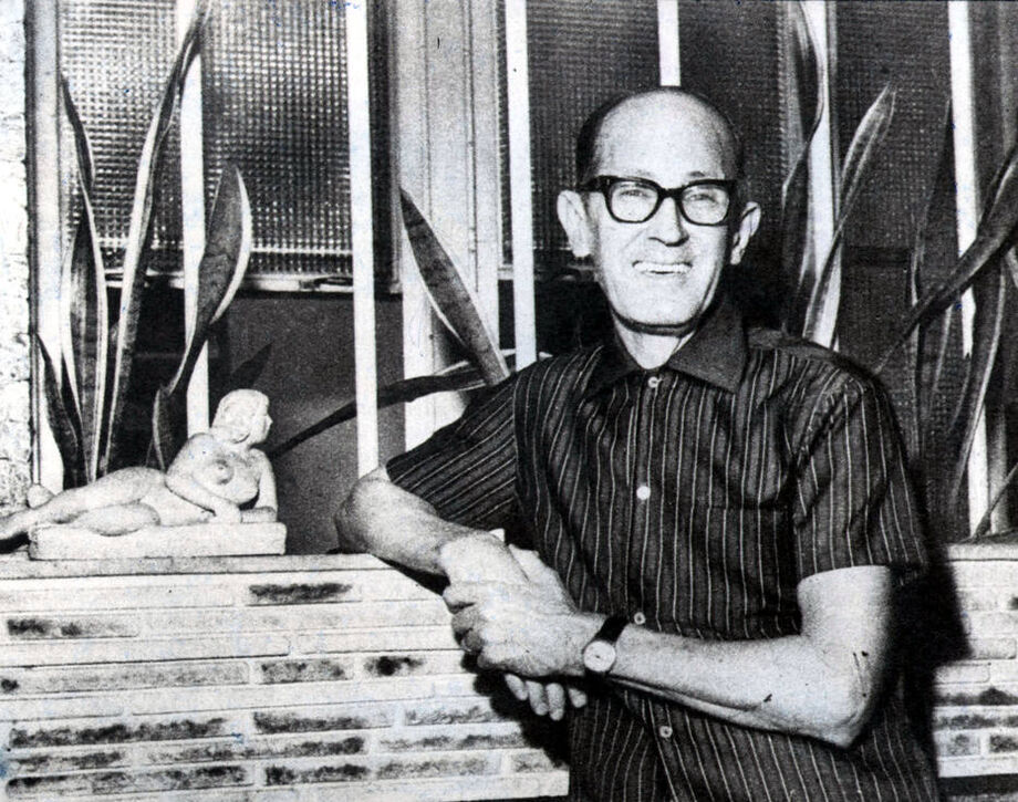 O escritor Carlos Drummond de Andrade, em 1987, na casa dele, em Minas Gerais.