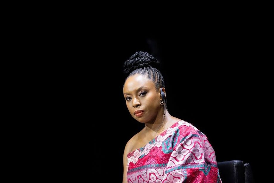 Chimamanda Ngozi Adichie durante evento em Dusseldorf, na Alemanha, em 8 de setembro de 2021
