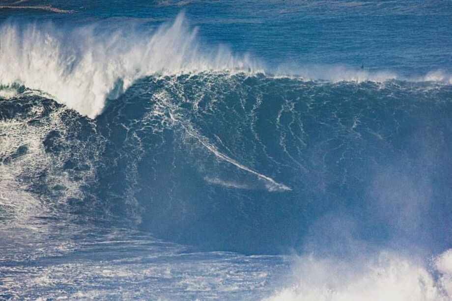 Lucas Chumbo surfa onda gigante em Nazaré