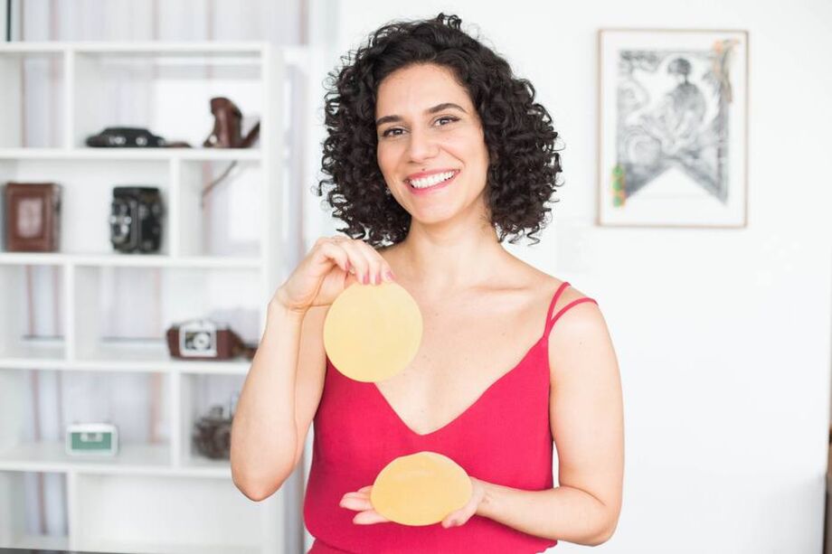 Após nove anos com silicone, a atriz Gabriella Britto, de 30 anos, fez a remoção em janeiro