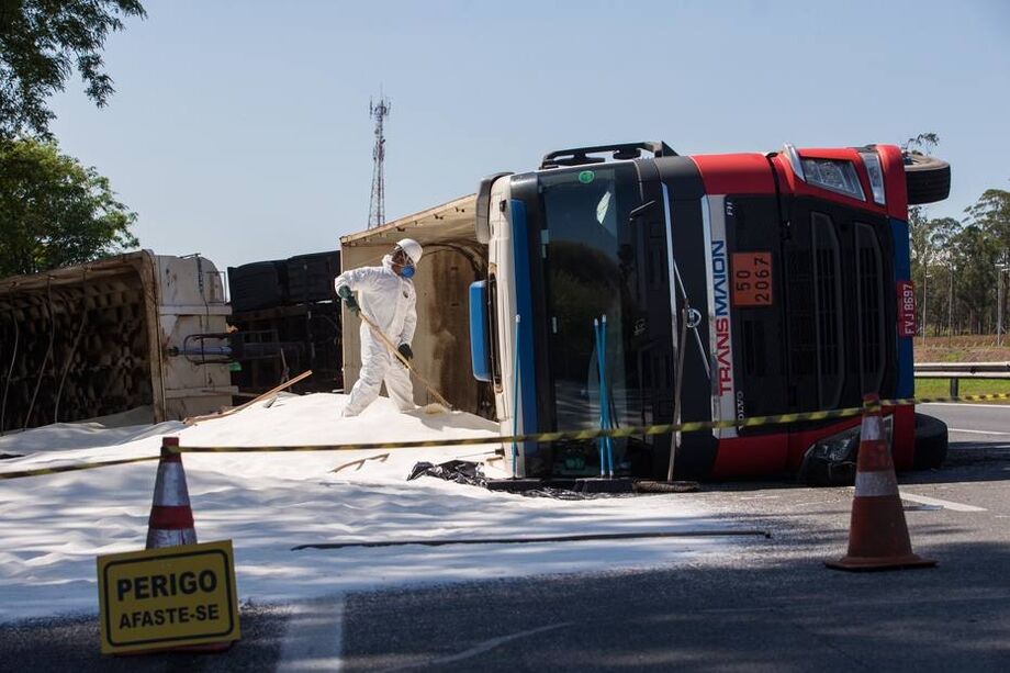 Caminhão com nitrato de amônia tombou na Rodovia dos Imigrantes